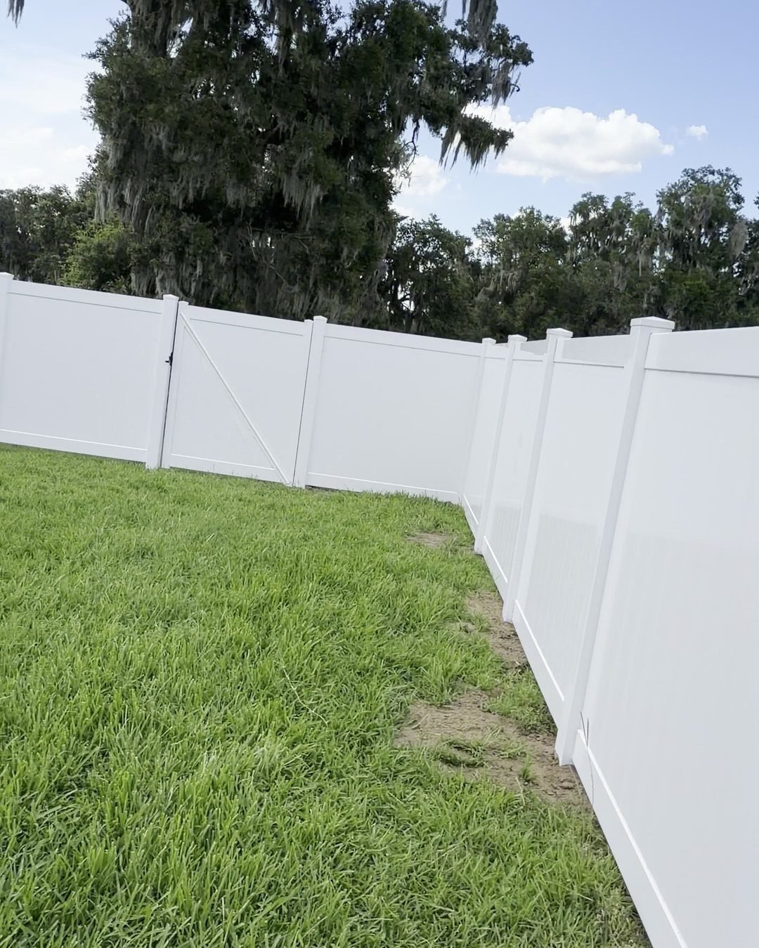 Cerca blanca de privacidad en PVC en un patio amplio