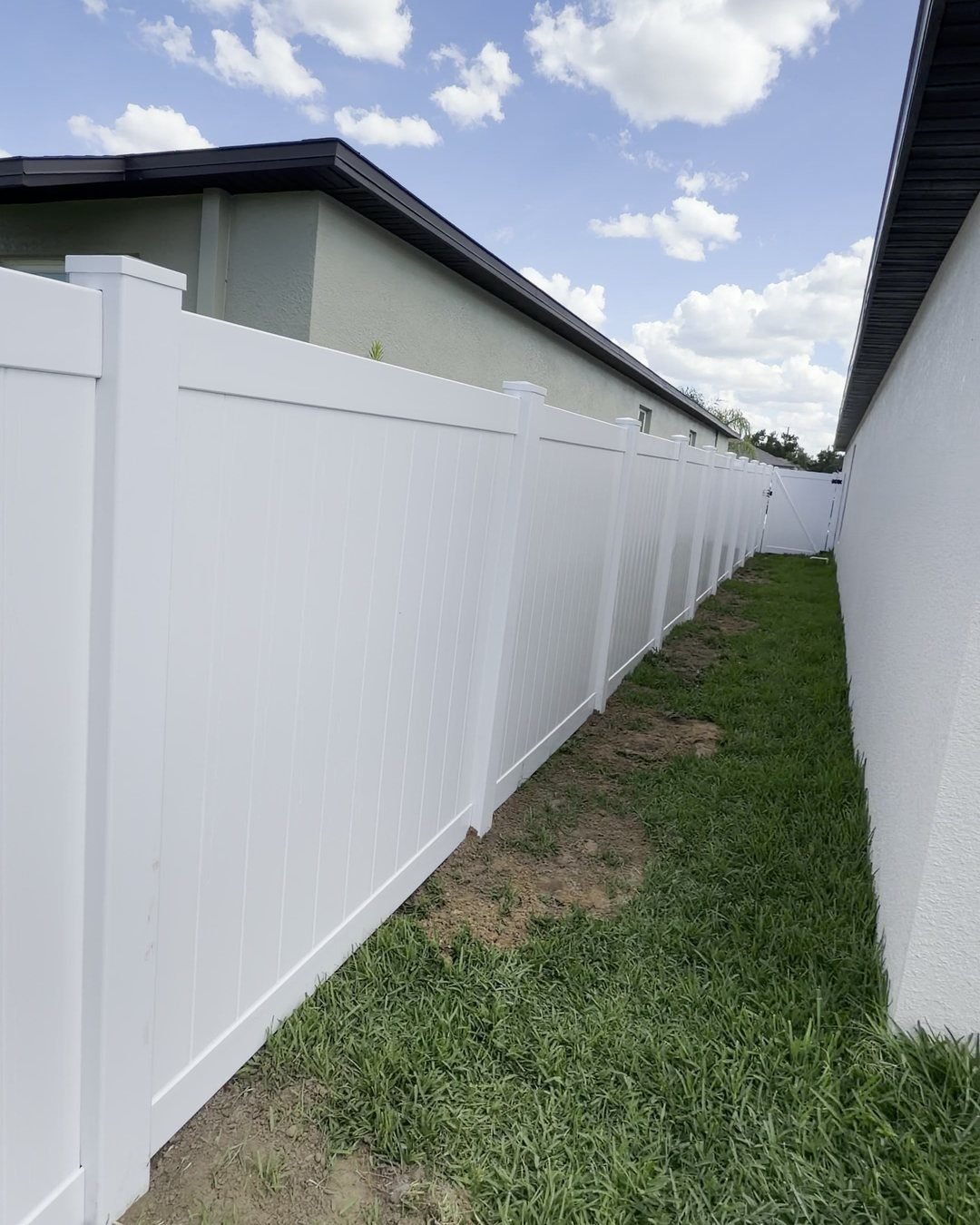 Cerca blanca de PVC en patio lateral