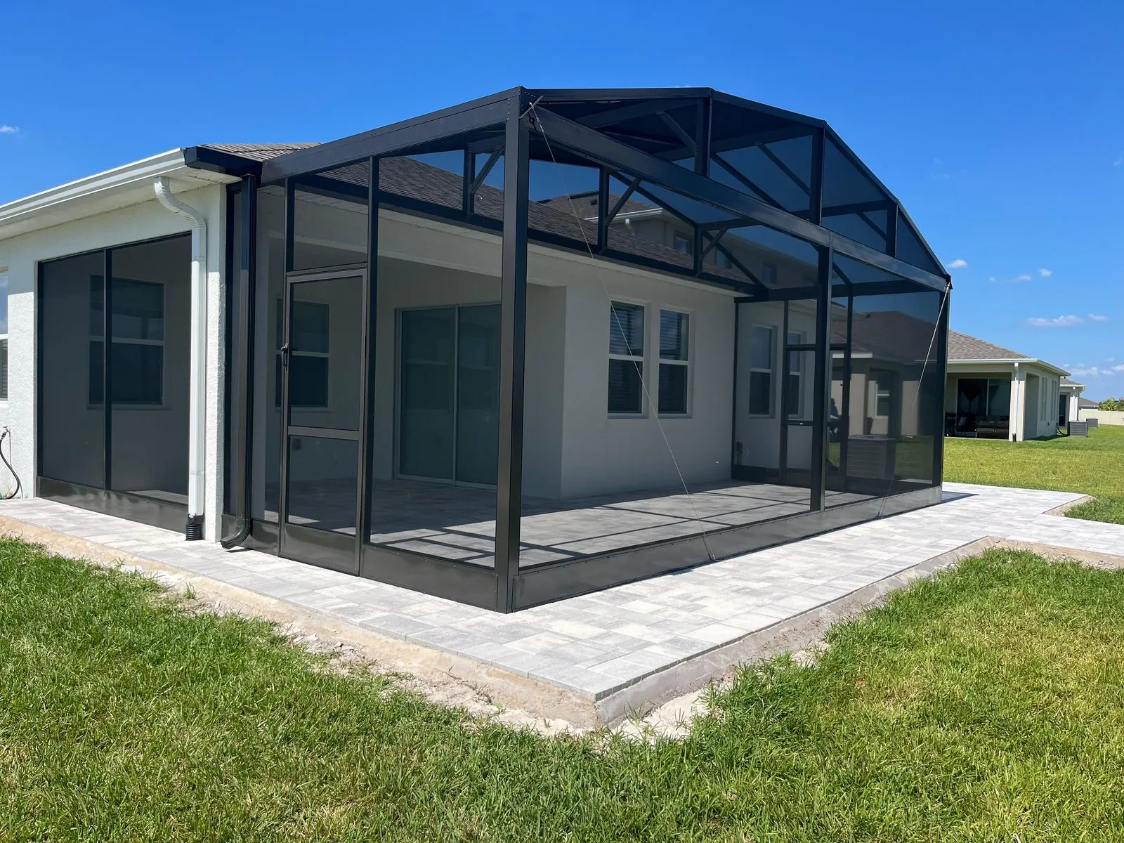 Estructura de enclosure sobre un patio de pavers