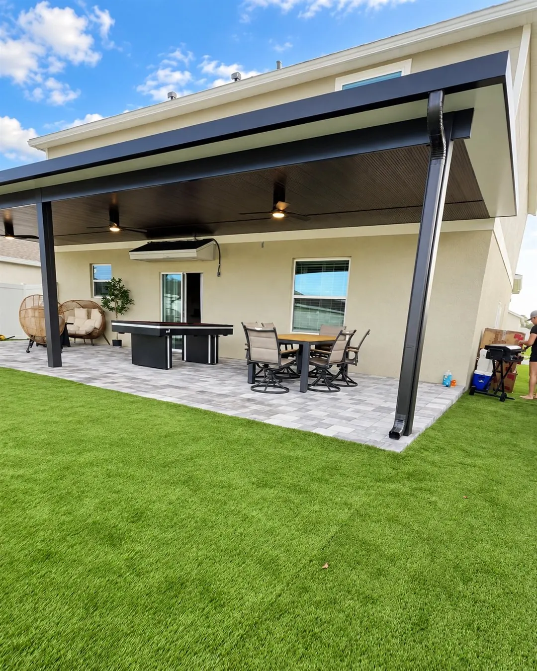 Patio terminado con cubierta y zona de estar