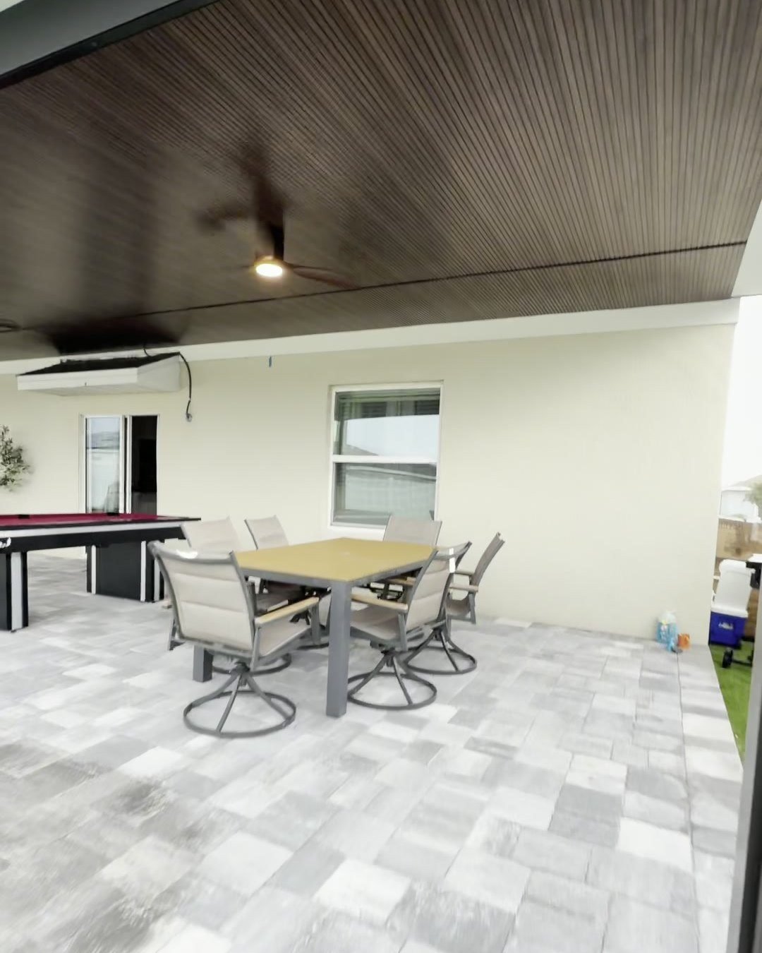 Pérgola con comedor exterior