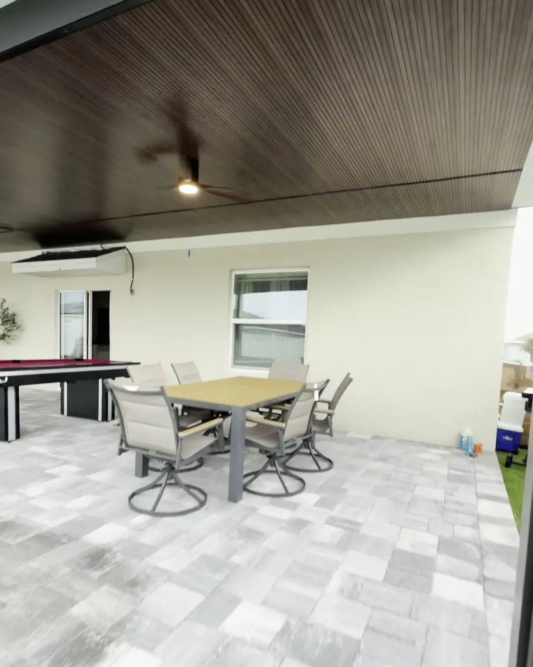 Comedor exterior bajo una pérgola