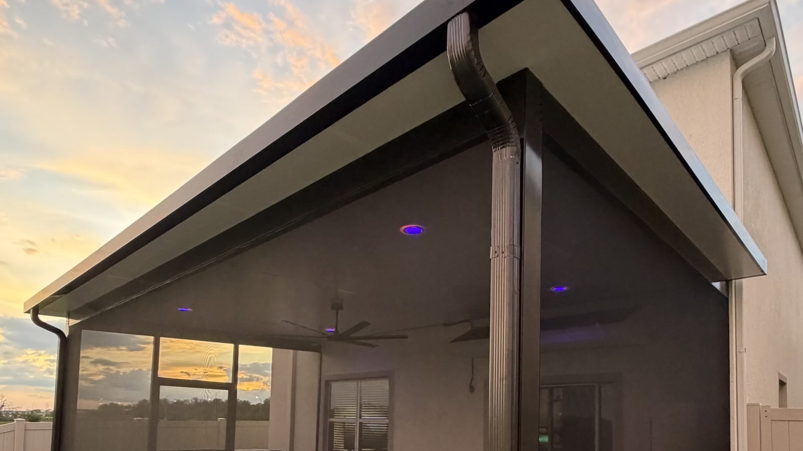 Screen room iluminado al atardecer