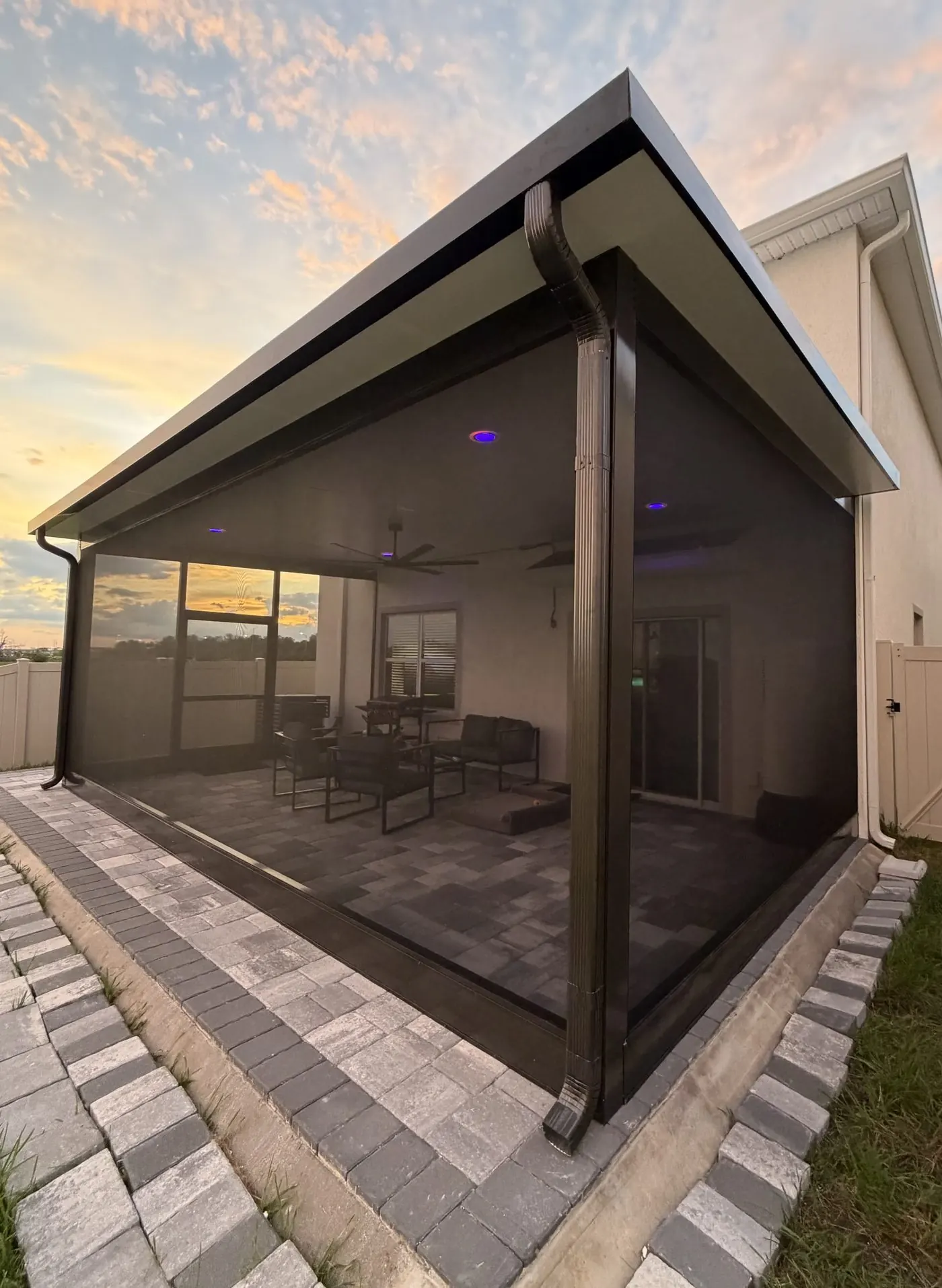 Screen room iluminado al atardecer