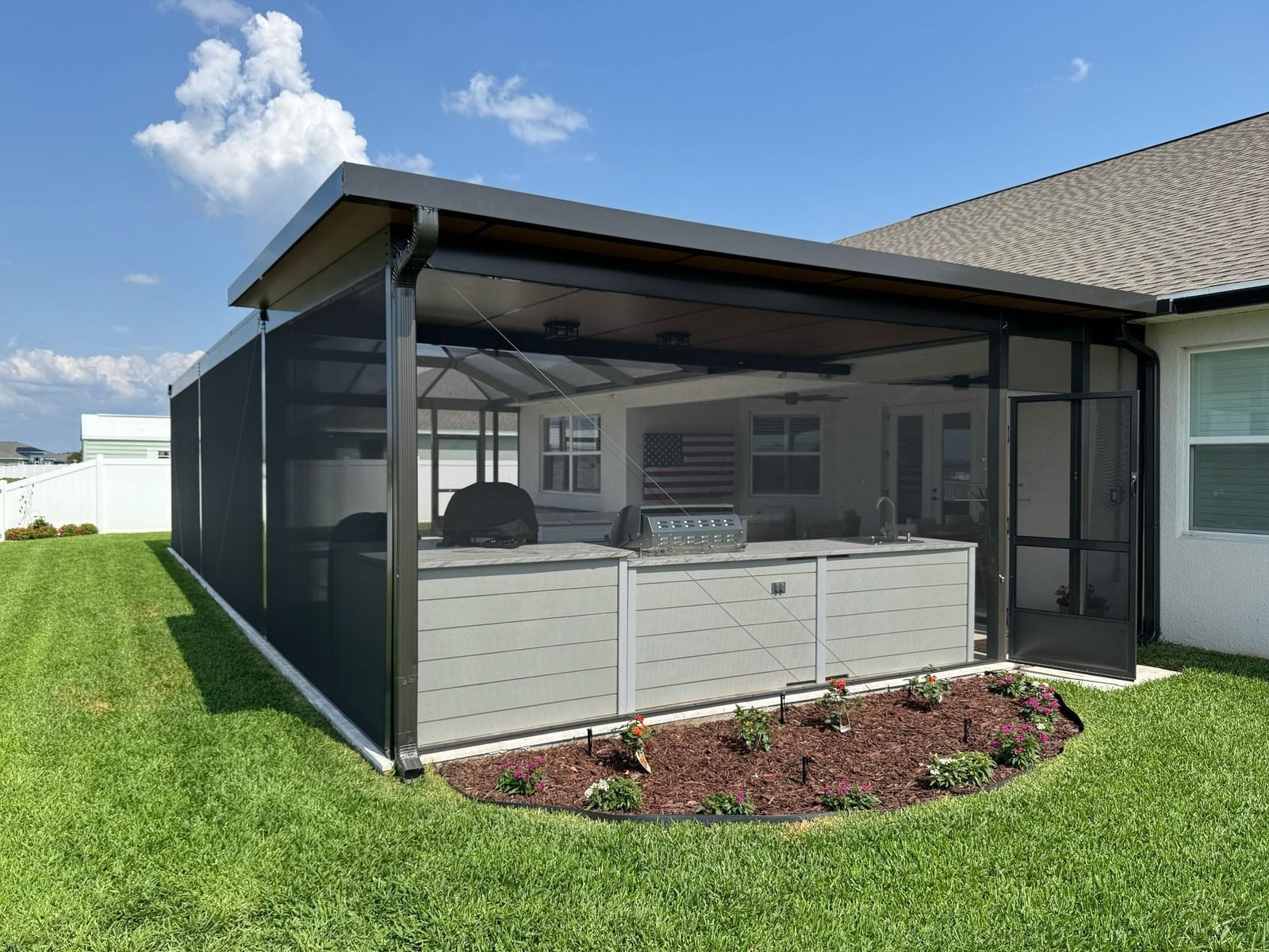 Screen room con cocina exterior