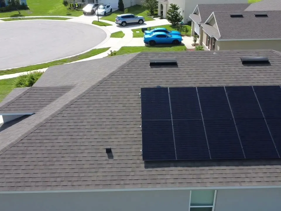 Detalle de paneles solares instalados en el techo