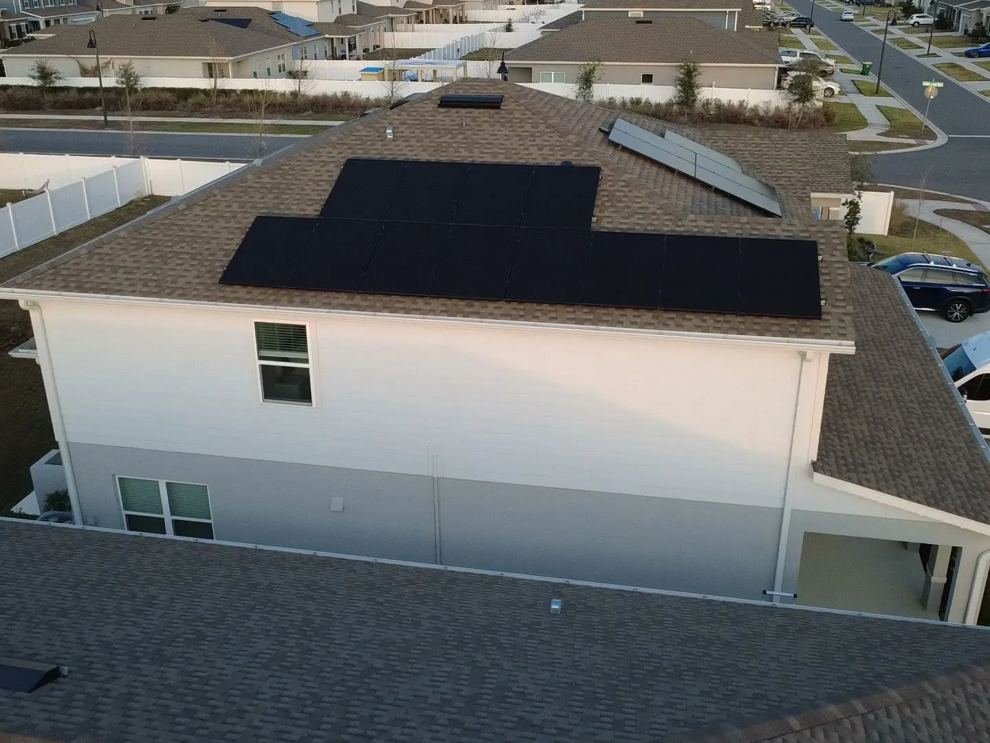 Vista aérea de paneles solares en una casa de dos pisos